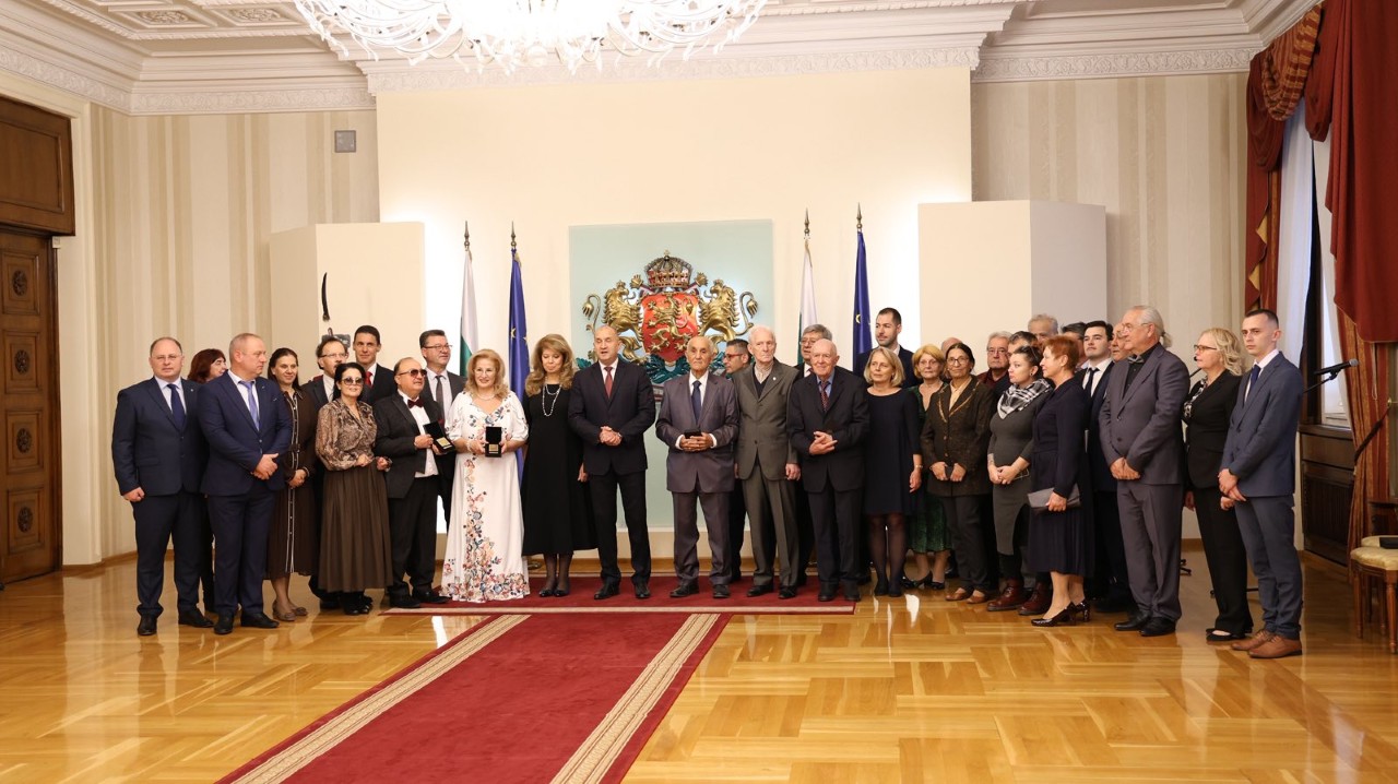 <p>В навечерието на Деня на народните будители държавният глава Румен Радев удостои с Почетния знак на президента български културни дейци. За своя значим принос в областта на науката, образованието, културата и изкуството и по повод кръгли годишнини отличия получиха художникът Емил Стойчев, ученият и културолог проф. Иван Маразов, музикантът и композитор Атанас Стоев, филологът и учен проф. Костадин Динчев, народната певица Бинка Добрева и философът проф. Васил Проданов.</p>