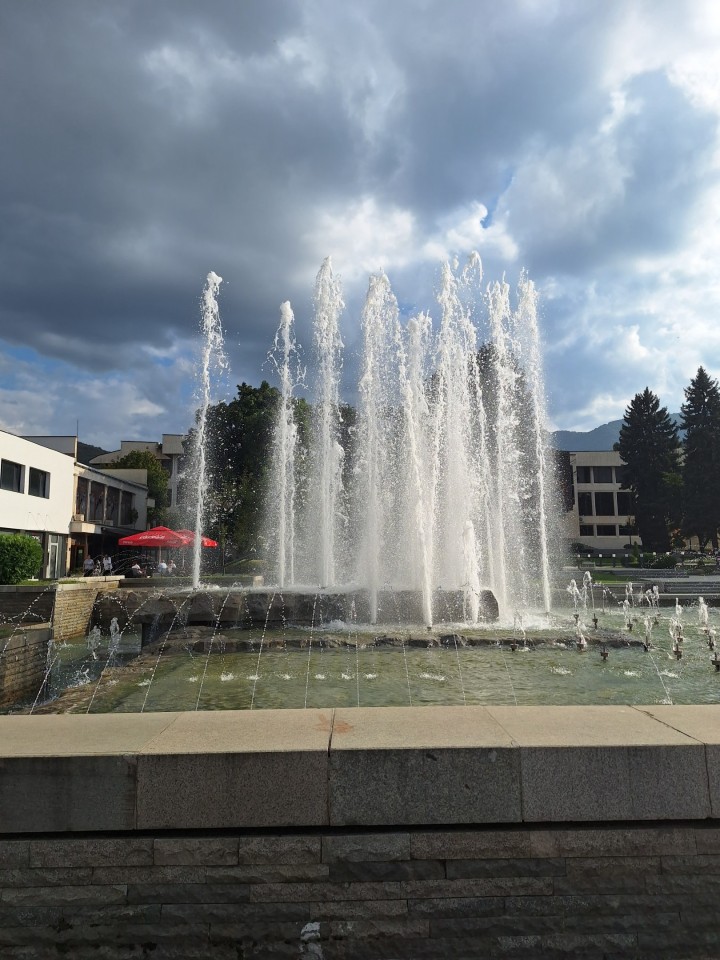 <p>Следи от живот по тези земи има още от времето на траките &ndash; надгробни могили, крепостни останки, както и римски пътища и мостове. Първите заселници вероятно са били от тракийското племе трибали. Името &bdquo;Правец&ldquo; произхожда от старобългарската дума &bdquo;правьць&ldquo; &ndash; &bdquo;прав път&ldquo;, което подсказва и стратегическото значение на мястото и е една от основните причини да се запази и до днес.</p>