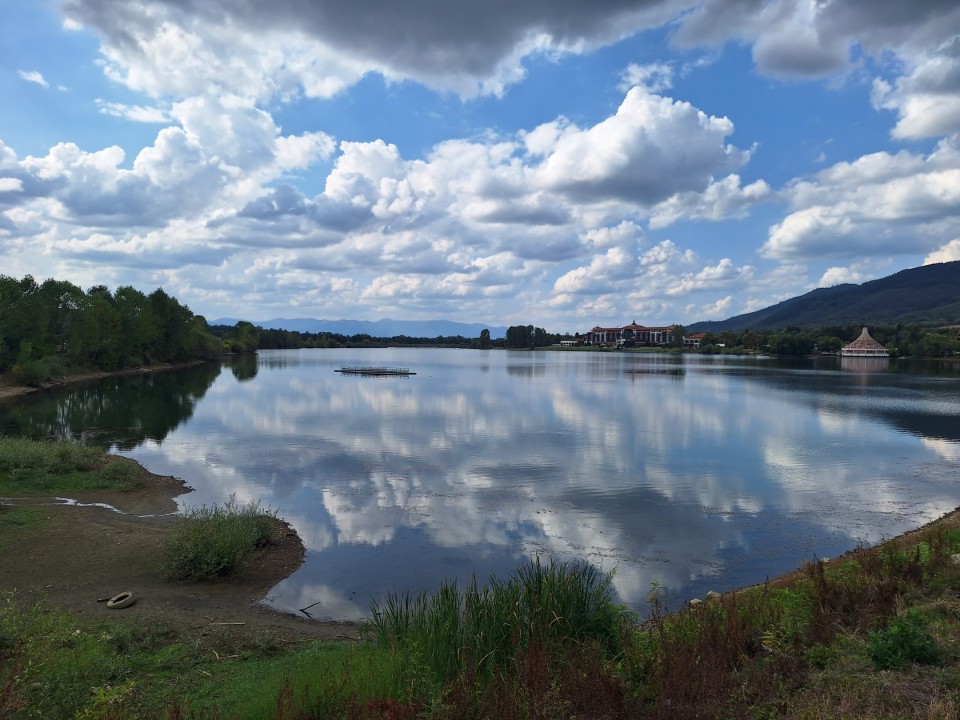 <p>Следи от живот по тези земи има още от времето на траките &ndash; надгробни могили, крепостни останки, както и римски пътища и мостове. Първите заселници вероятно са били от тракийското племе трибали. Името &bdquo;Правец&ldquo; произхожда от старобългарската дума &bdquo;правьць&ldquo; &ndash; &bdquo;прав път&ldquo;, което подсказва и стратегическото значение на мястото и е една от основните причини да се запази и до днес.</p>