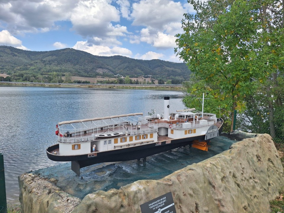 <p>Следи от живот по тези земи има още от времето на траките &ndash; надгробни могили, крепостни останки, както и римски пътища и мостове. Първите заселници вероятно са били от тракийското племе трибали. Името &bdquo;Правец&ldquo; произхожда от старобългарската дума &bdquo;правьць&ldquo; &ndash; &bdquo;прав път&ldquo;, което подсказва и стратегическото значение на мястото и е една от основните причини да се запази и до днес.</p>