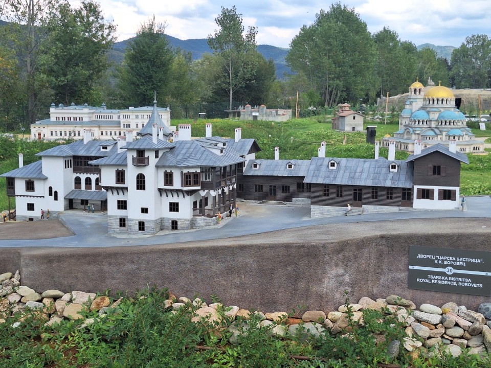 <p>Следи от живот по тези земи има още от времето на траките &ndash; надгробни могили, крепостни останки, както и римски пътища и мостове. Първите заселници вероятно са били от тракийското племе трибали. Името &bdquo;Правец&ldquo; произхожда от старобългарската дума &bdquo;правьць&ldquo; &ndash; &bdquo;прав път&ldquo;, което подсказва и стратегическото значение на мястото и е една от основните причини да се запази и до днес.</p>