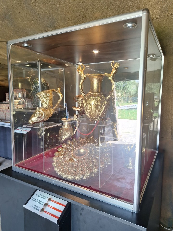 <p>Следи от живот по тези земи има още от времето на траките &ndash; надгробни могили, крепостни останки, както и римски пътища и мостове. Първите заселници вероятно са били от тракийското племе трибали. Името &bdquo;Правец&ldquo; произхожда от старобългарската дума &bdquo;правьць&ldquo; &ndash; &bdquo;прав път&ldquo;, което подсказва и стратегическото значение на мястото и е една от основните причини да се запази и до днес.</p>