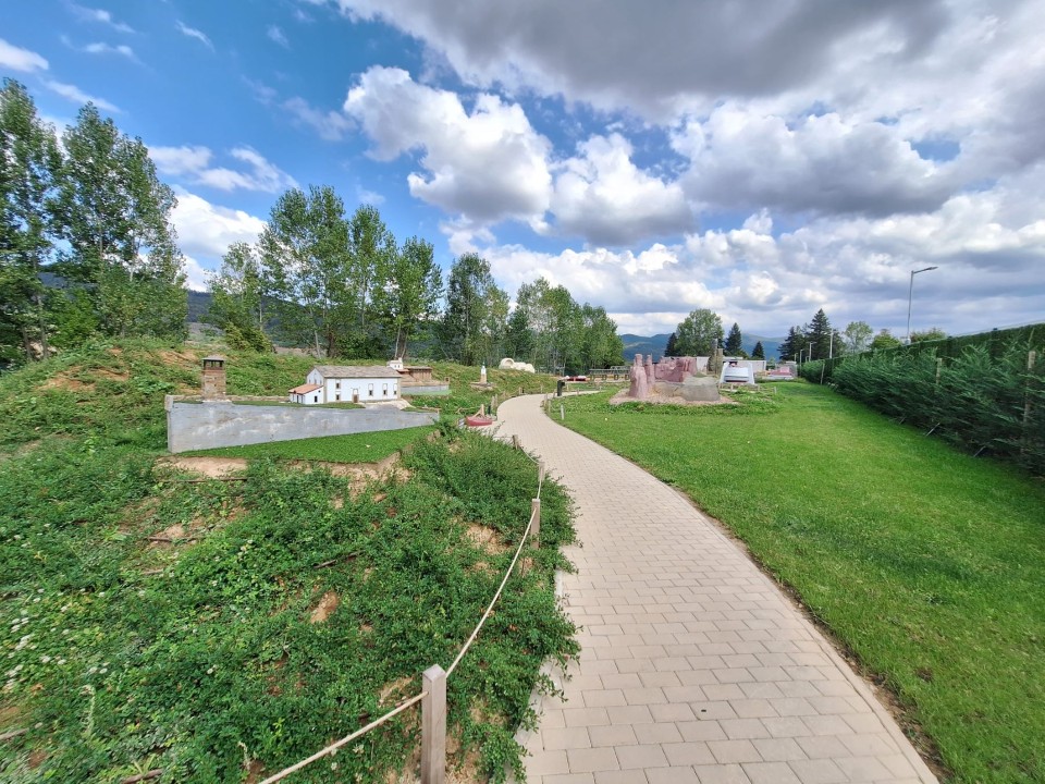 <p>Следи от живот по тези земи има още от времето на траките &ndash; надгробни могили, крепостни останки, както и римски пътища и мостове. Първите заселници вероятно са били от тракийското племе трибали. Името &bdquo;Правец&ldquo; произхожда от старобългарската дума &bdquo;правьць&ldquo; &ndash; &bdquo;прав път&ldquo;, което подсказва и стратегическото значение на мястото и е една от основните причини да се запази и до днес.</p>