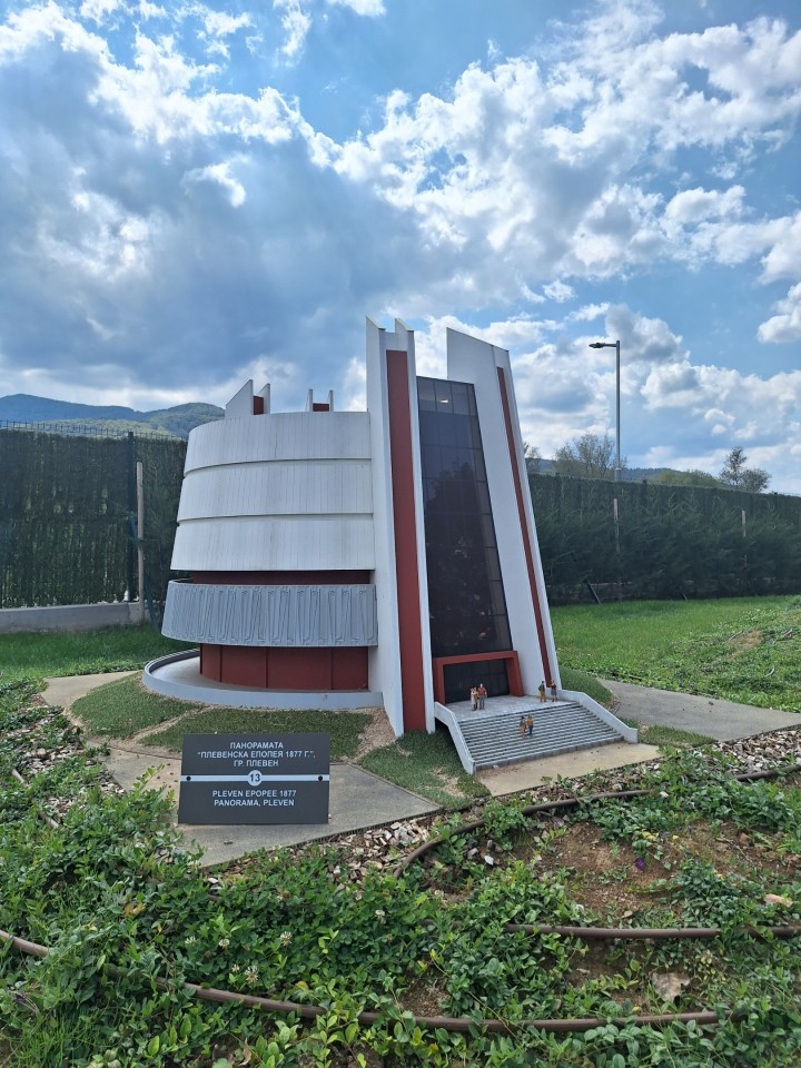 <p>Следи от живот по тези земи има още от времето на траките &ndash; надгробни могили, крепостни останки, както и римски пътища и мостове. Първите заселници вероятно са били от тракийското племе трибали. Името &bdquo;Правец&ldquo; произхожда от старобългарската дума &bdquo;правьць&ldquo; &ndash; &bdquo;прав път&ldquo;, което подсказва и стратегическото значение на мястото и е една от основните причини да се запази и до днес.</p>