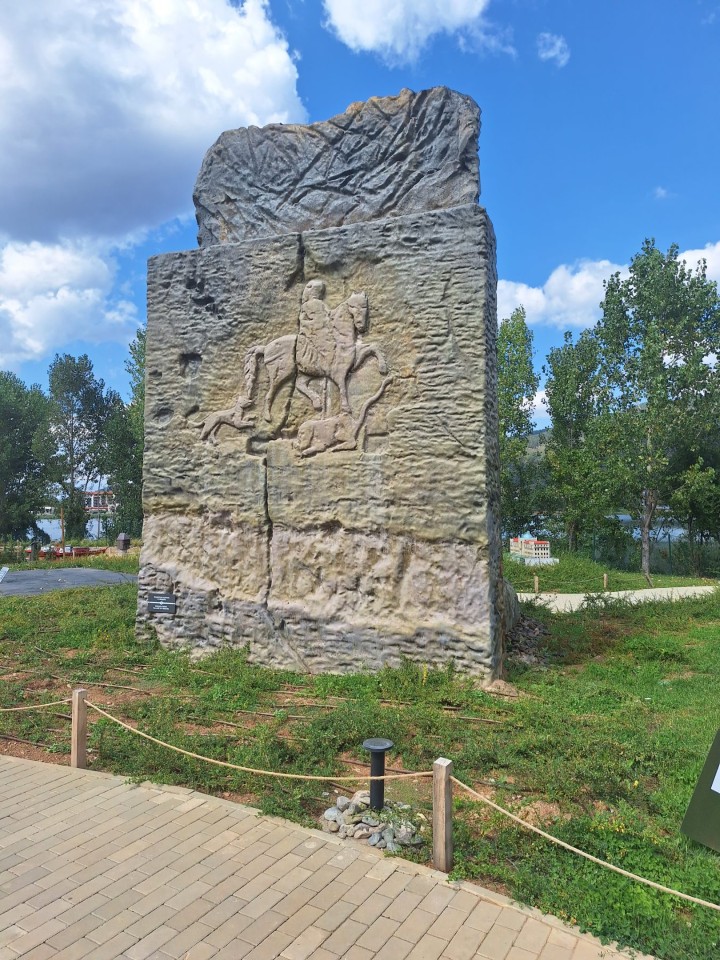 <p>Следи от живот по тези земи има още от времето на траките &ndash; надгробни могили, крепостни останки, както и римски пътища и мостове. Първите заселници вероятно са били от тракийското племе трибали. Името &bdquo;Правец&ldquo; произхожда от старобългарската дума &bdquo;правьць&ldquo; &ndash; &bdquo;прав път&ldquo;, което подсказва и стратегическото значение на мястото и е една от основните причини да се запази и до днес.</p>