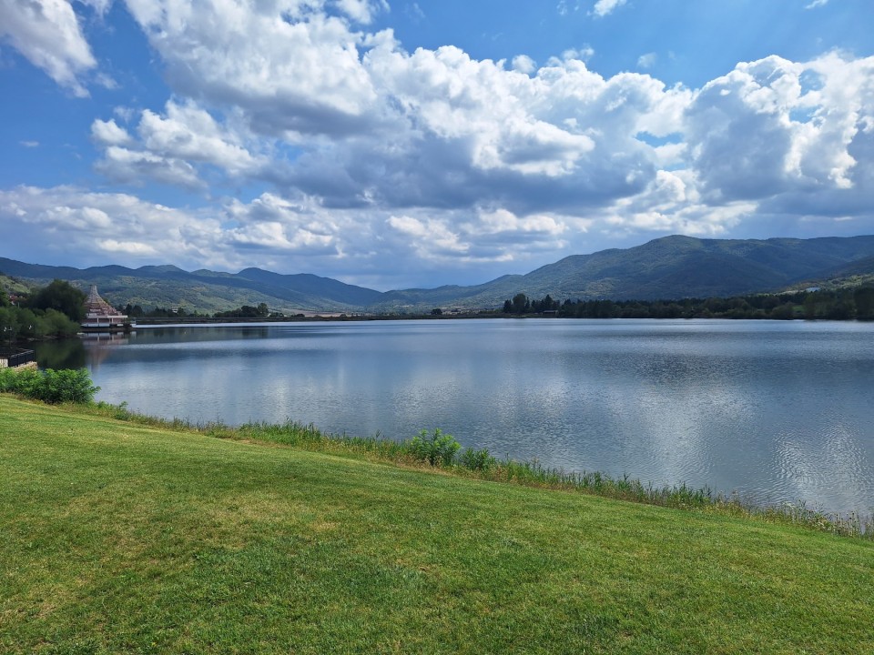 <p>Следи от живот по тези земи има още от времето на траките &ndash; надгробни могили, крепостни останки, както и римски пътища и мостове. Първите заселници вероятно са били от тракийското племе трибали. Името &bdquo;Правец&ldquo; произхожда от старобългарската дума &bdquo;правьць&ldquo; &ndash; &bdquo;прав път&ldquo;, което подсказва и стратегическото значение на мястото и е една от основните причини да се запази и до днес.</p>