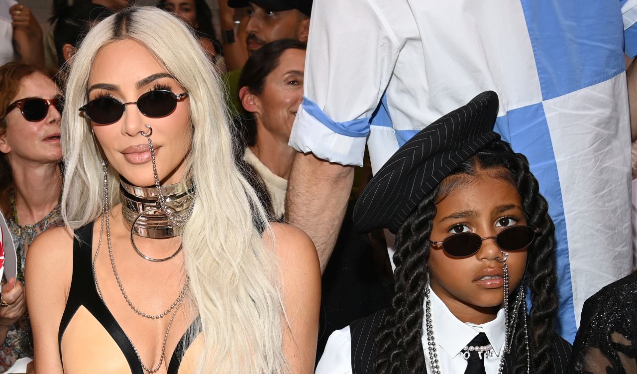 Дъщерята на Ким Кардашиян предизвика вълна от имитации и тревога сред стоматолозите с опасна TikTok мода