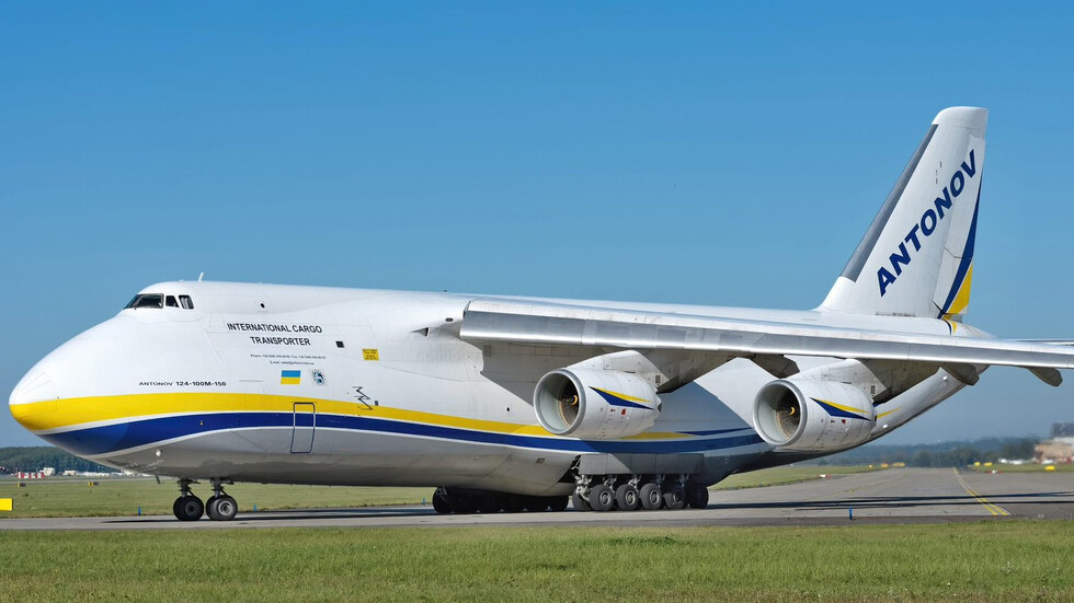 Огромен самолет от Украйна каца утре в София