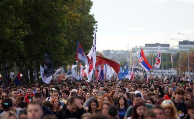 Хиляди сърби тръгнаха към Нови Сад