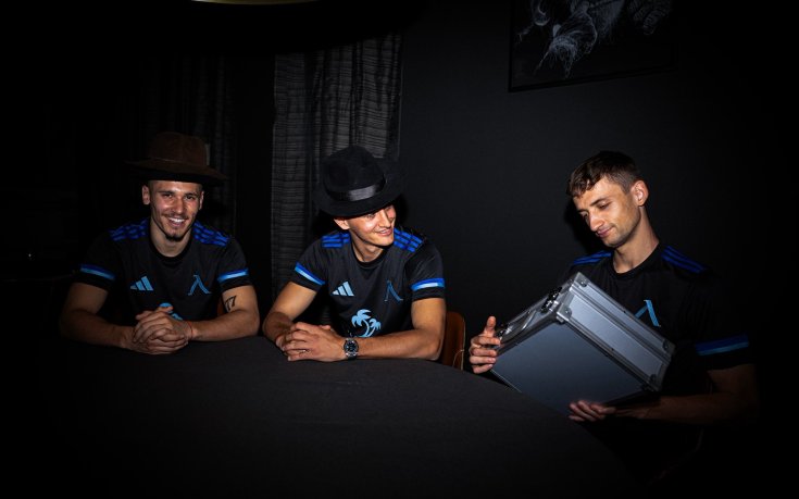 Популярна личност показа новия екип на Левски (видео)