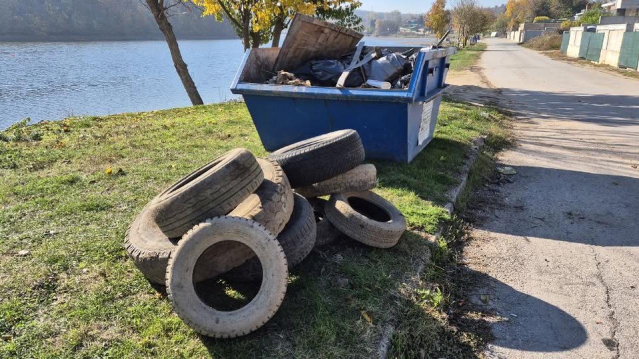 Доброволци почистиха язовира в Николово