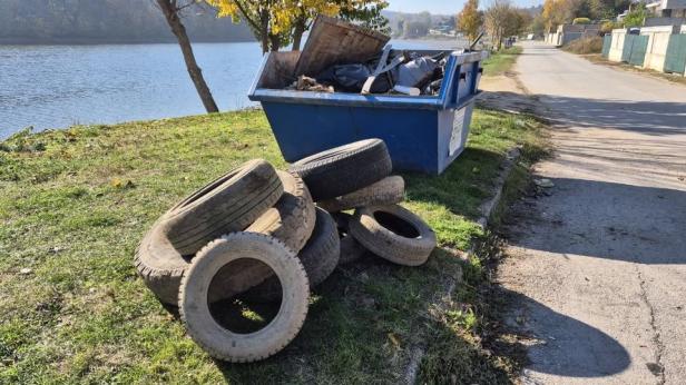 6 контейнера боклук от язовир Николово