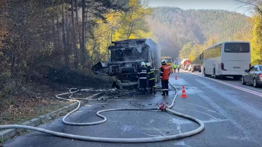 Камион се запали на Прохода на Републиката