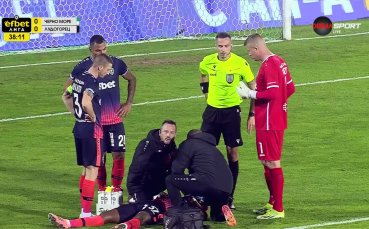 Бърнард Текпетей се контузи след сблъсък в съдията