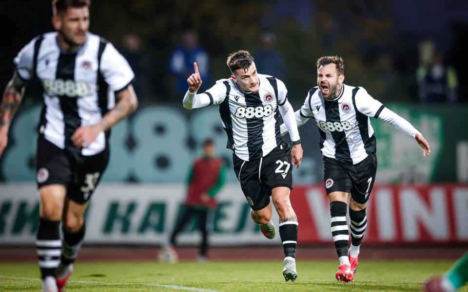 Локомотив София спря тежката серия и удължи агонията на Берое