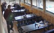 Мъж нападна с нож хора в пълен ресторант в София