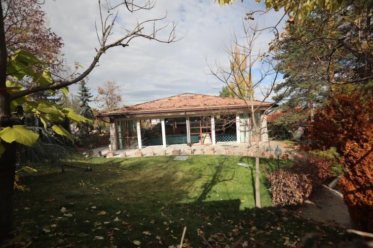 Срутиха напълно бившата резиденция на Ахмед Доган