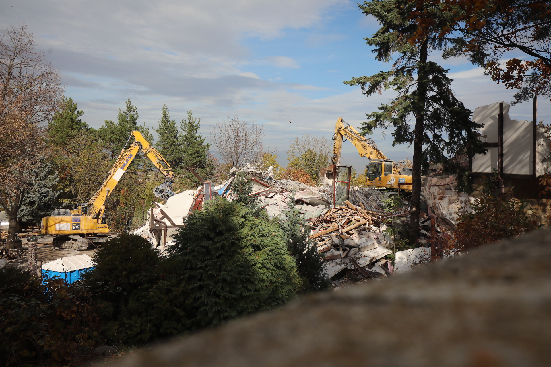 <p>Срутиха напълно бившата резиденция на Ахмед Доган в &quot;Бояна&quot;</p>