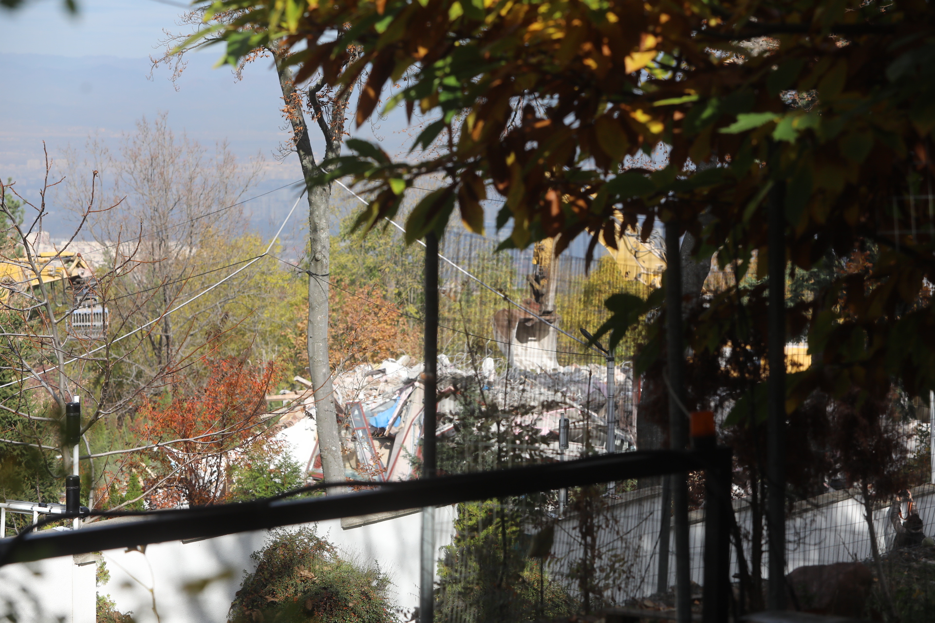 <p>Срутиха напълно бившата резиденция на Ахмед Доган в &quot;Бояна&quot;</p>