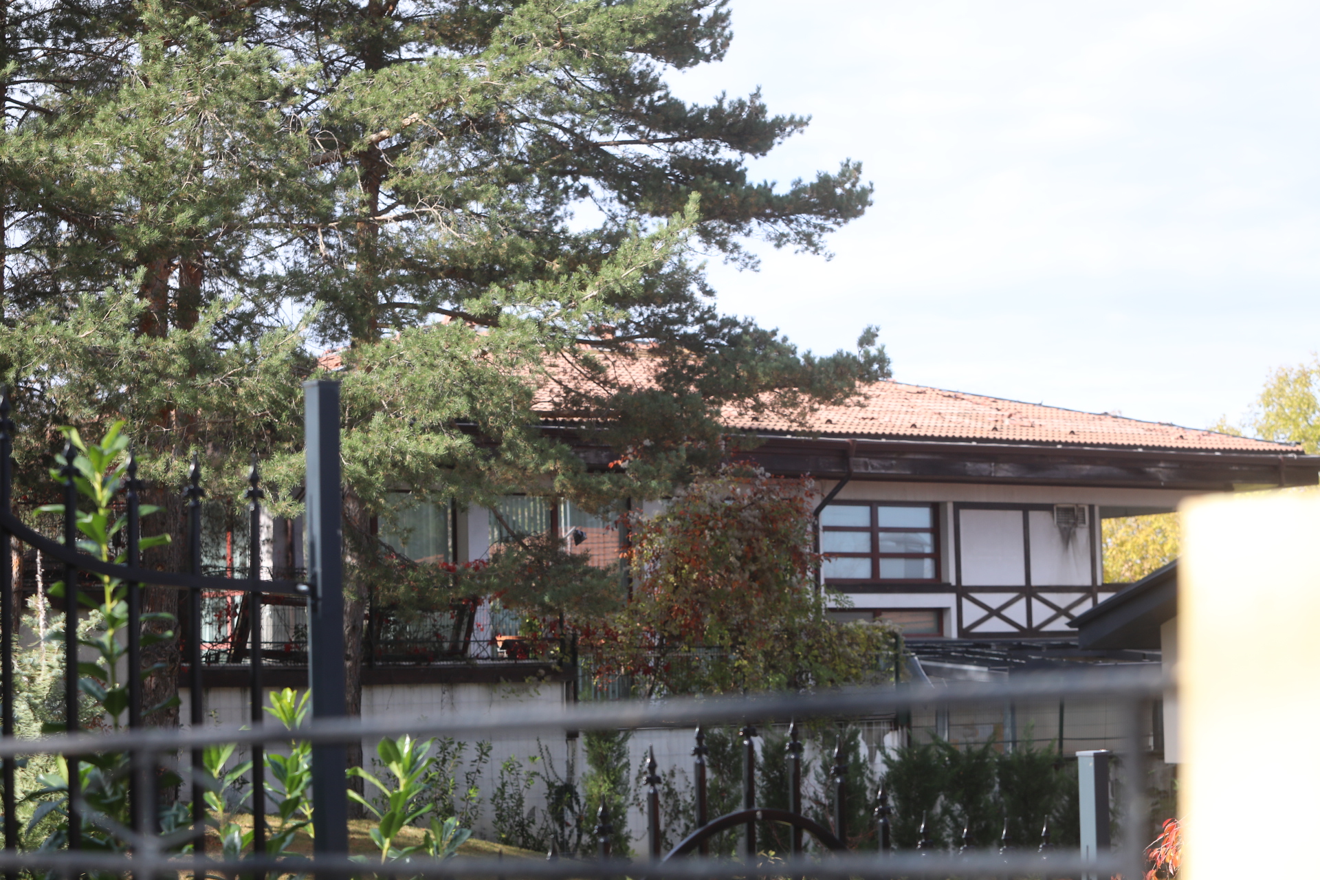 <p>Срутиха напълно бившата резиденция на Ахмед Доган в &quot;Бояна&quot;</p>