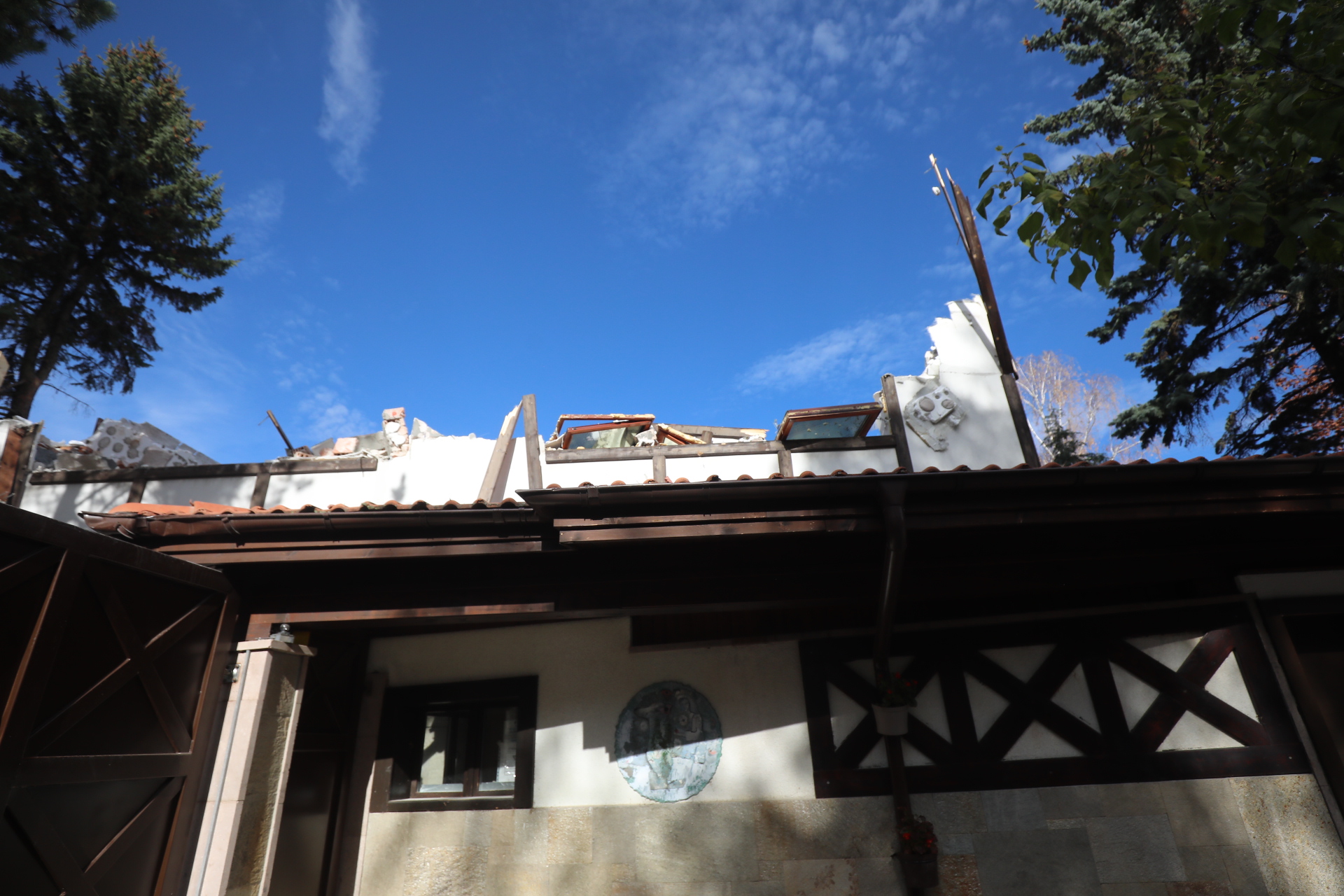 <p>Срутиха напълно бившата резиденция на Ахмед Доган в &quot;Бояна&quot;</p>