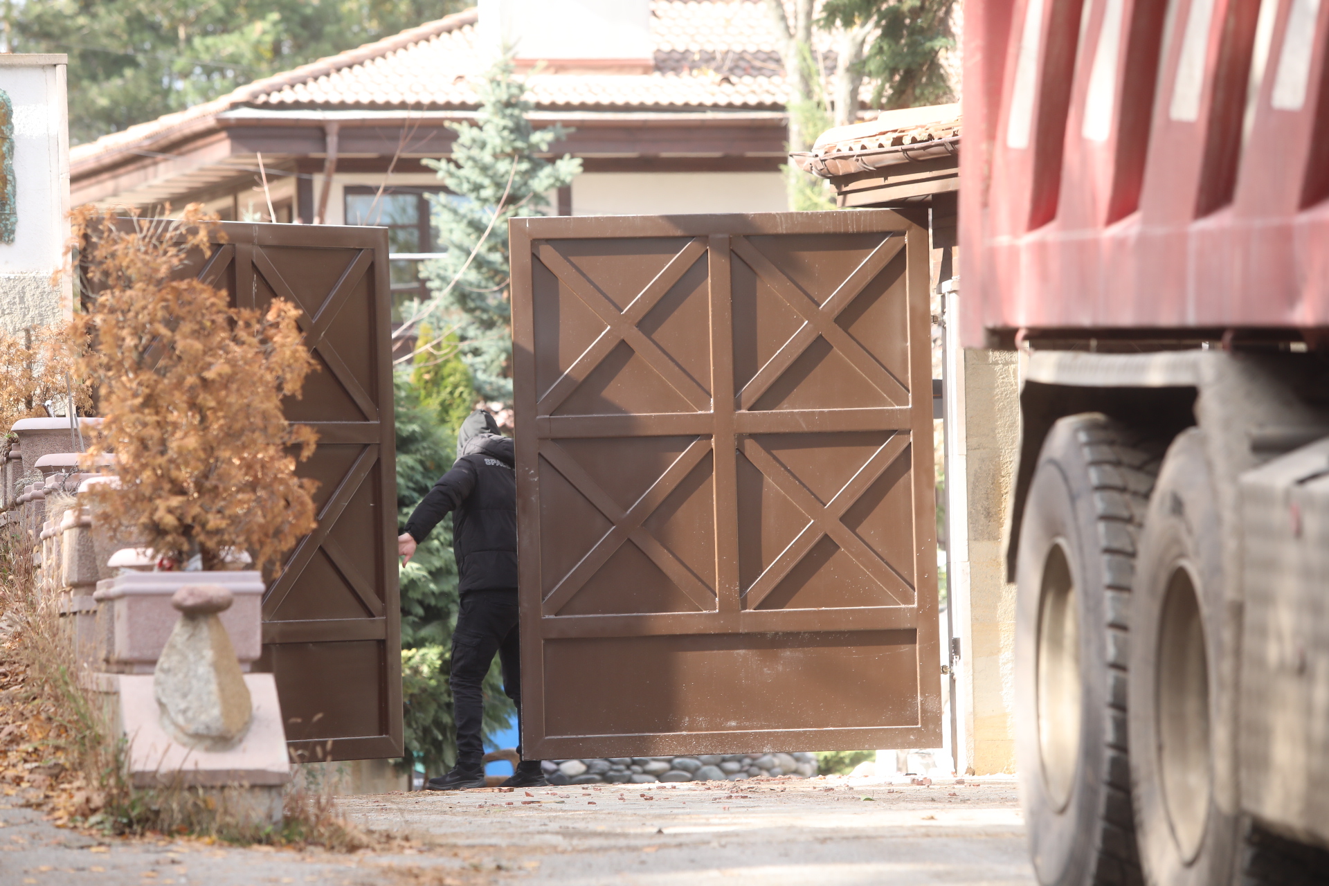 <p>Срутиха напълно бившата резиденция на Ахмед Доган в &quot;Бояна&quot;</p>