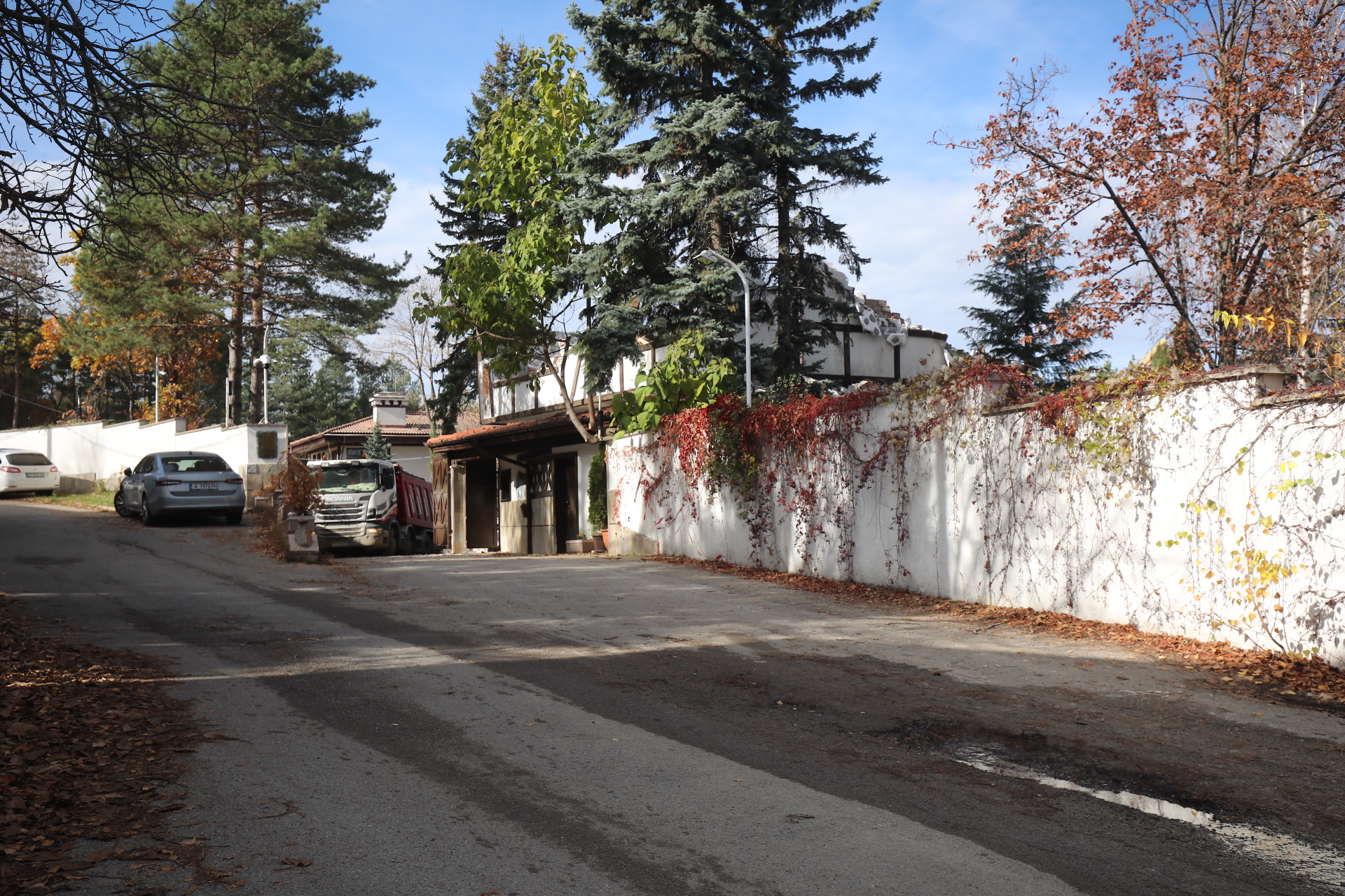 <p>Срутиха напълно бившата резиденция на Ахмед Доган в &quot;Бояна&quot;</p>