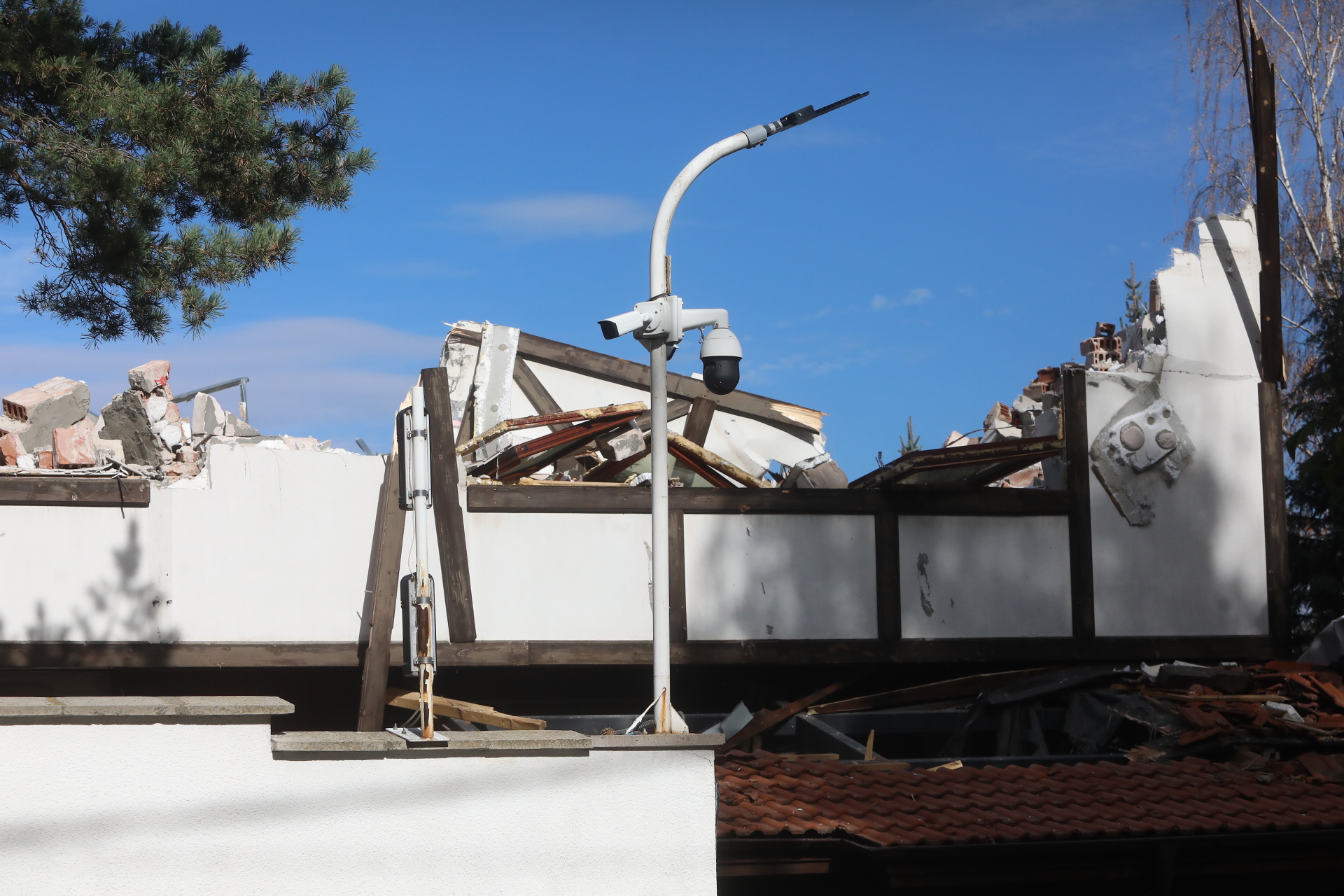 <p>Срутиха напълно бившата резиденция на Ахмед Доган в &quot;Бояна&quot;</p>