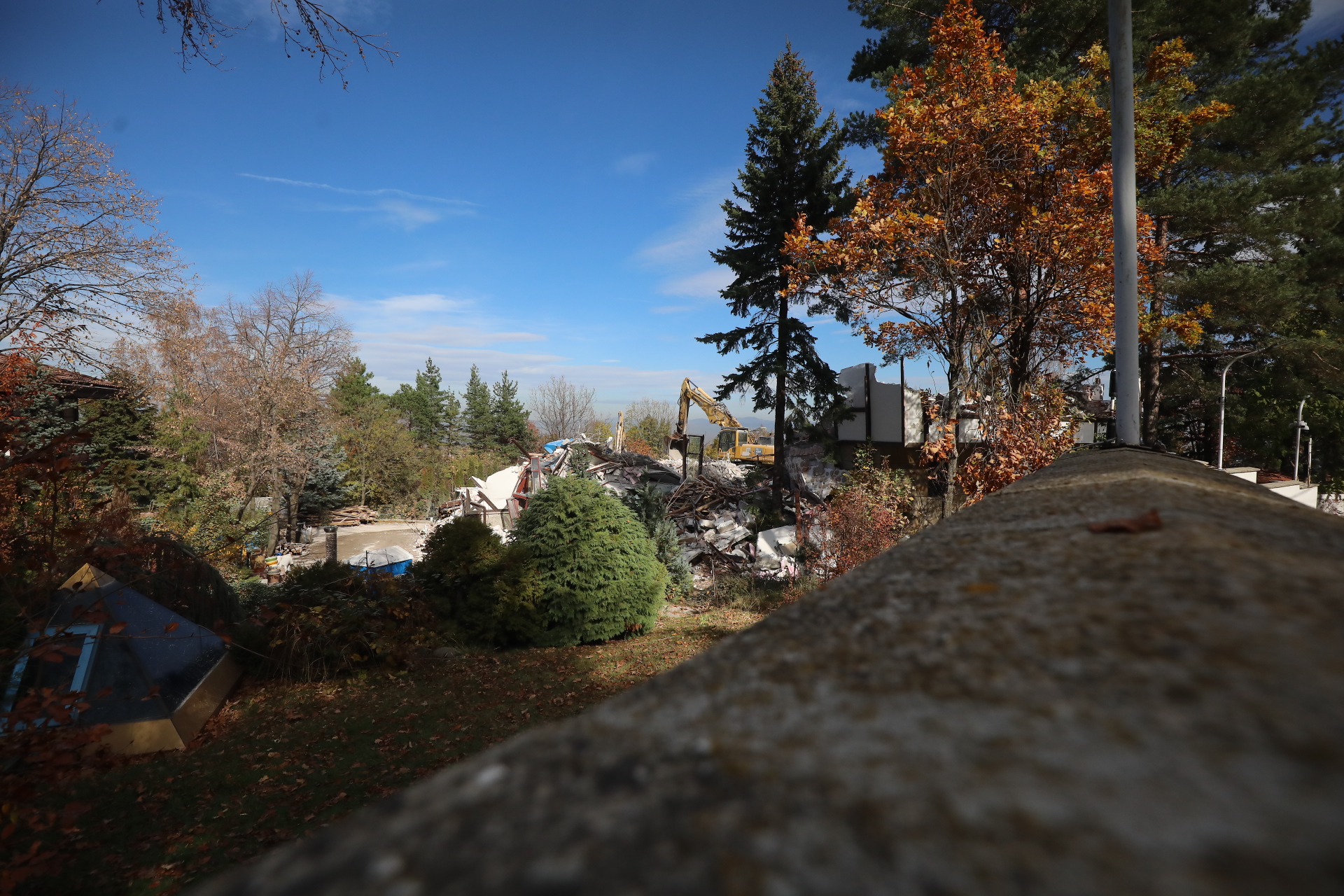 <p>Срутиха напълно бившата резиденция на Ахмед Доган в &quot;Бояна&quot;</p>