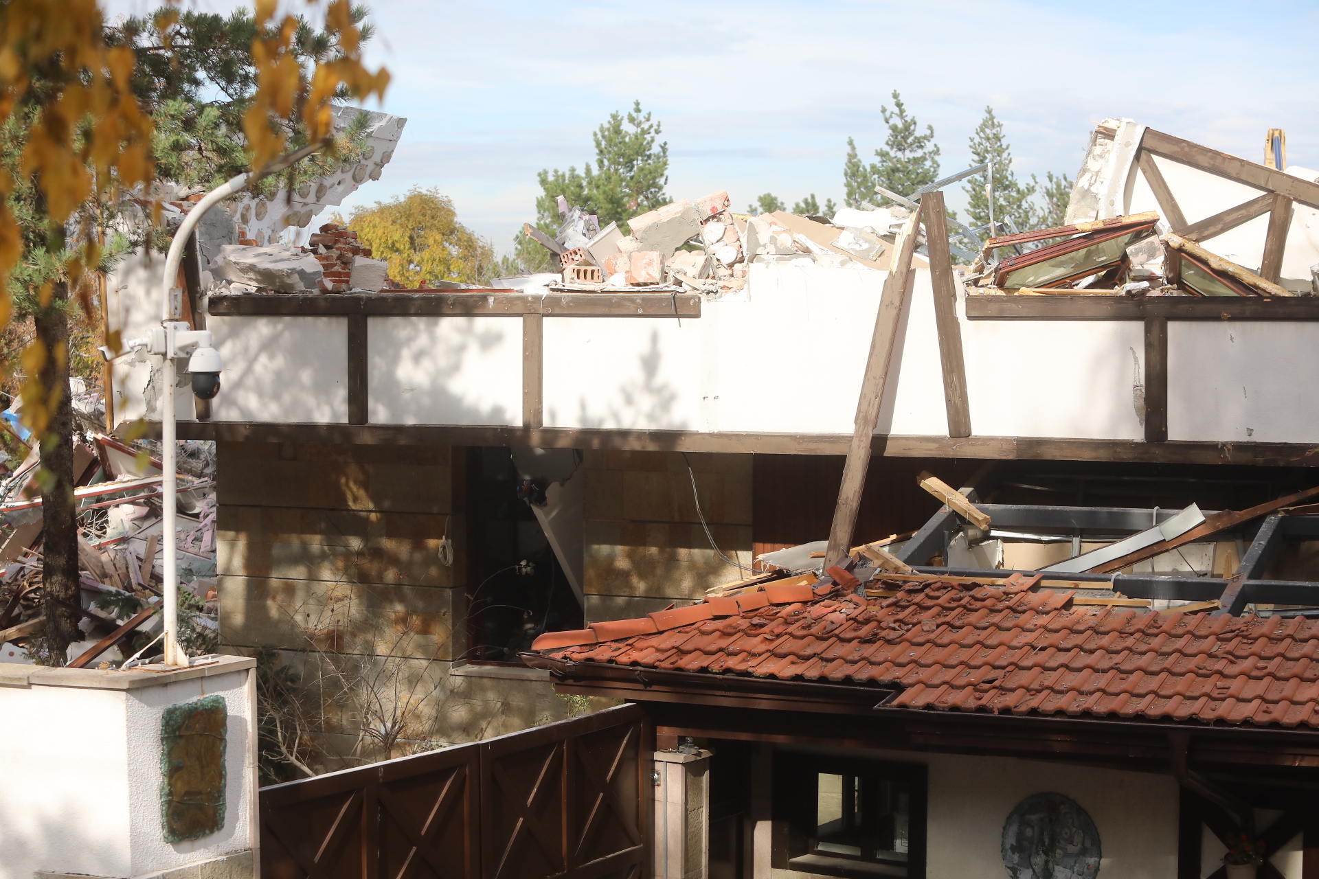 <p>Срутиха напълно бившата резиденция на Ахмед Доган в &quot;Бояна&quot;</p>