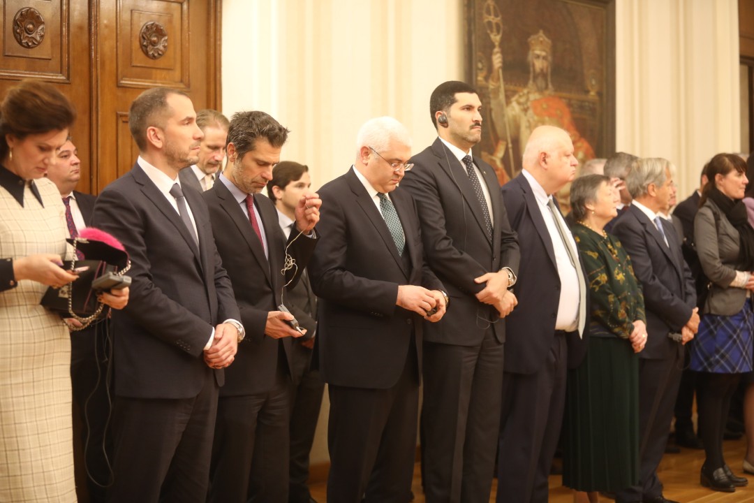 <p>Президентът Румен Радев връчи националното знаме на 34-тата българска полярна експедиция. На церемония в Гербовата зала знамето прие ръководителят на експедицията проф. Христо Пимпирев.</p>