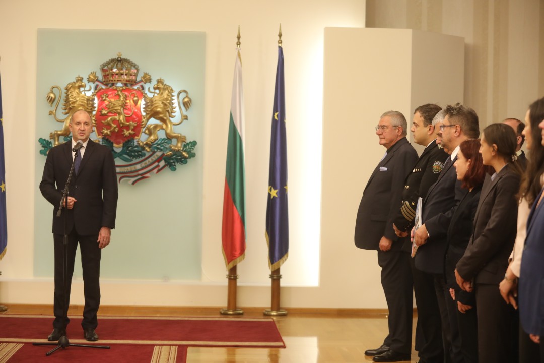 <p>Президентът Румен Радев връчи националното знаме на 34-тата българска полярна експедиция. На церемония в Гербовата зала знамето прие ръководителят на експедицията проф. Христо Пимпирев.</p>