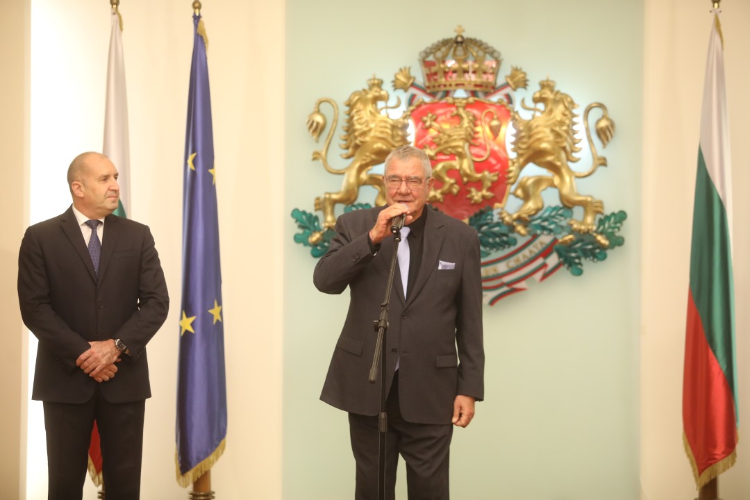 <p>Президентът Румен Радев връчи националното знаме на 34-тата българска полярна експедиция. На церемония в Гербовата зала знамето прие ръководителят на експедицията проф. Христо Пимпирев.</p>