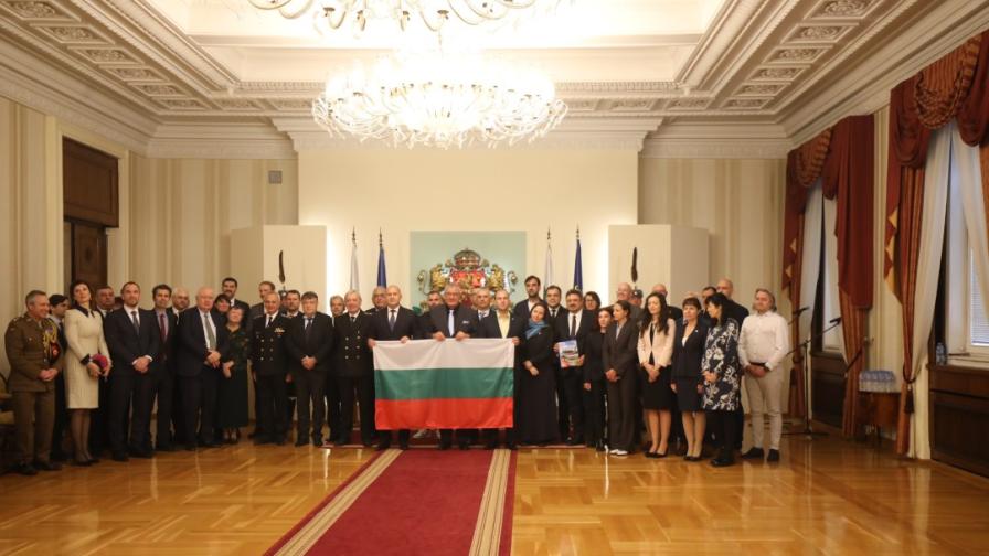 Президентът връчи националния флаг на...