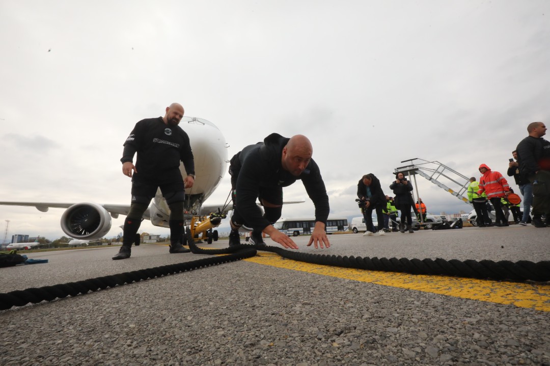 <p>На летище &bdquo;Васил Левски&ldquo; за пръв път в България се направи опит за изтегляне на най-новия самолет на националния авиопревозвач &bdquo;България Еър&ldquo; - Airbus A220-300 с регистрация LZ-LON и с тегло от близо 40 тона. В предизвикателството се изправиха двама български тежкоатлети, членове на федерацията за силови спортове &bdquo;Стронгмен&ldquo;.</p>