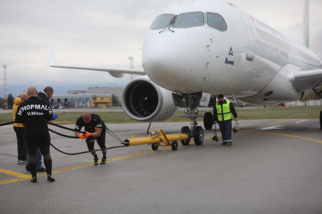 <p>На летище &bdquo;Васил Левски&ldquo; за пръв път в България се направи опит за изтегляне на най-новия самолет на националния авиопревозвач &bdquo;България Еър&ldquo; - Airbus A220-300 с регистрация LZ-LON и с тегло от близо 40 тона. В предизвикателството се изправиха двама български тежкоатлети, членове на федерацията за силови спортове &bdquo;Стронгмен&ldquo;.</p>