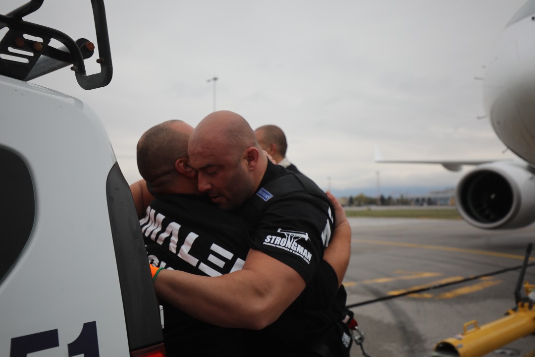 <p>На летище &bdquo;Васил Левски&ldquo; за пръв път в България се направи опит за изтегляне на най-новия самолет на националния авиопревозвач &bdquo;България Еър&ldquo; - Airbus A220-300 с регистрация LZ-LON и с тегло от близо 40 тона. В предизвикателството се изправиха двама български тежкоатлети, членове на федерацията за силови спортове &bdquo;Стронгмен&ldquo;.</p>