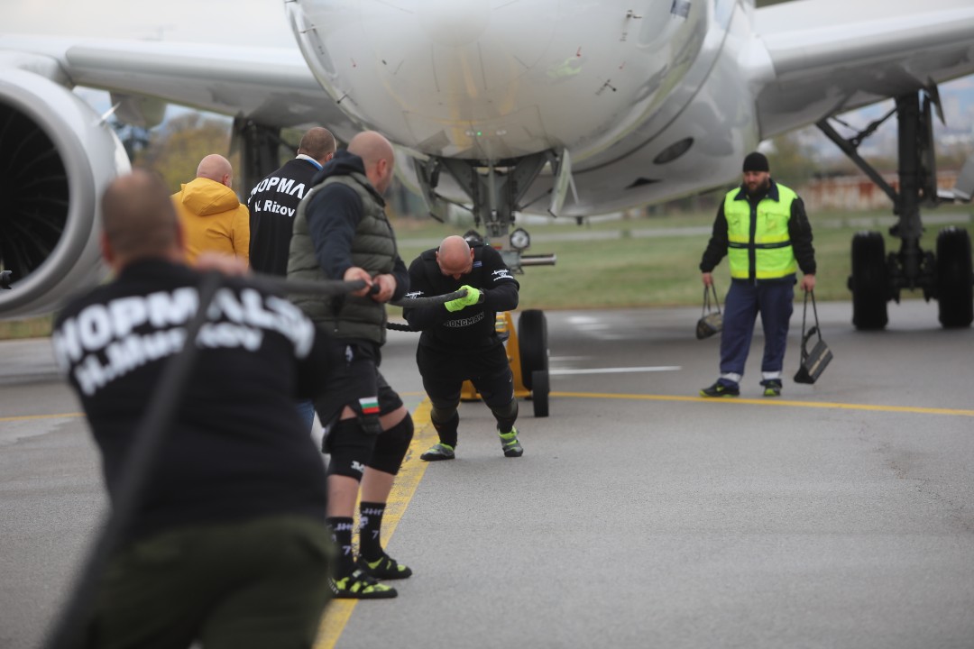 <p>На летище &bdquo;Васил Левски&ldquo; за пръв път в България се направи опит за изтегляне на най-новия самолет на националния авиопревозвач &bdquo;България Еър&ldquo; - Airbus A220-300 с регистрация LZ-LON и с тегло от близо 40 тона. В предизвикателството се изправиха двама български тежкоатлети, членове на федерацията за силови спортове &bdquo;Стронгмен&ldquo;.</p>