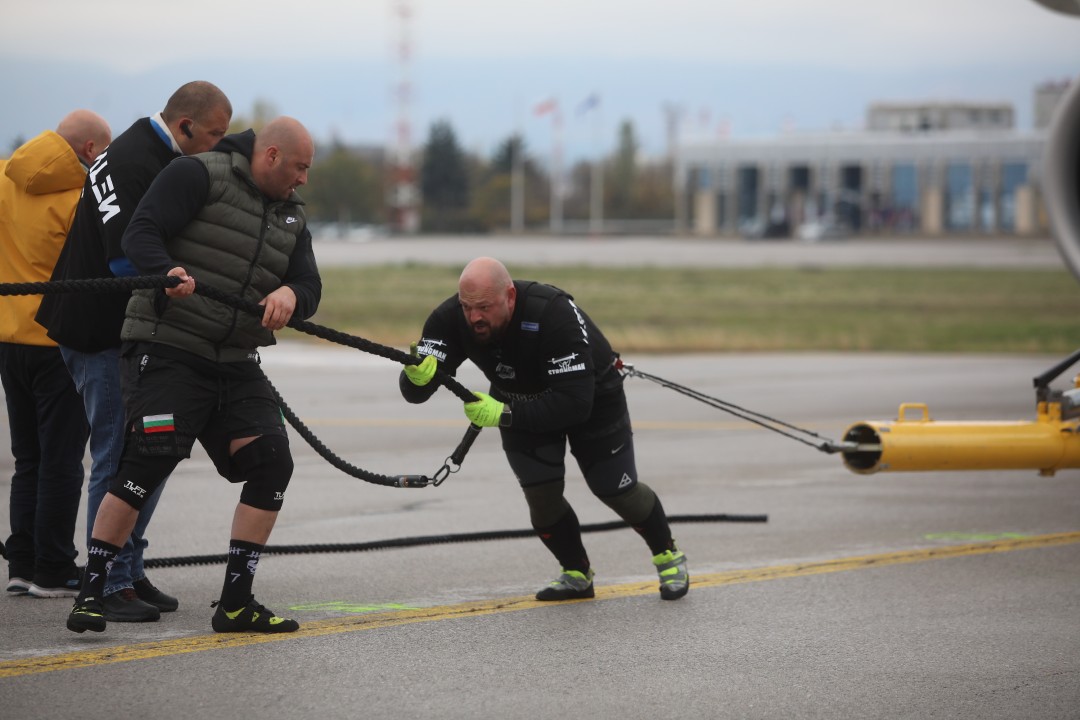 <p>На летище &bdquo;Васил Левски&ldquo; за пръв път в България се направи опит за изтегляне на най-новия самолет на националния авиопревозвач &bdquo;България Еър&ldquo; - Airbus A220-300 с регистрация LZ-LON и с тегло от близо 40 тона. В предизвикателството се изправиха двама български тежкоатлети, членове на федерацията за силови спортове &bdquo;Стронгмен&ldquo;.</p>