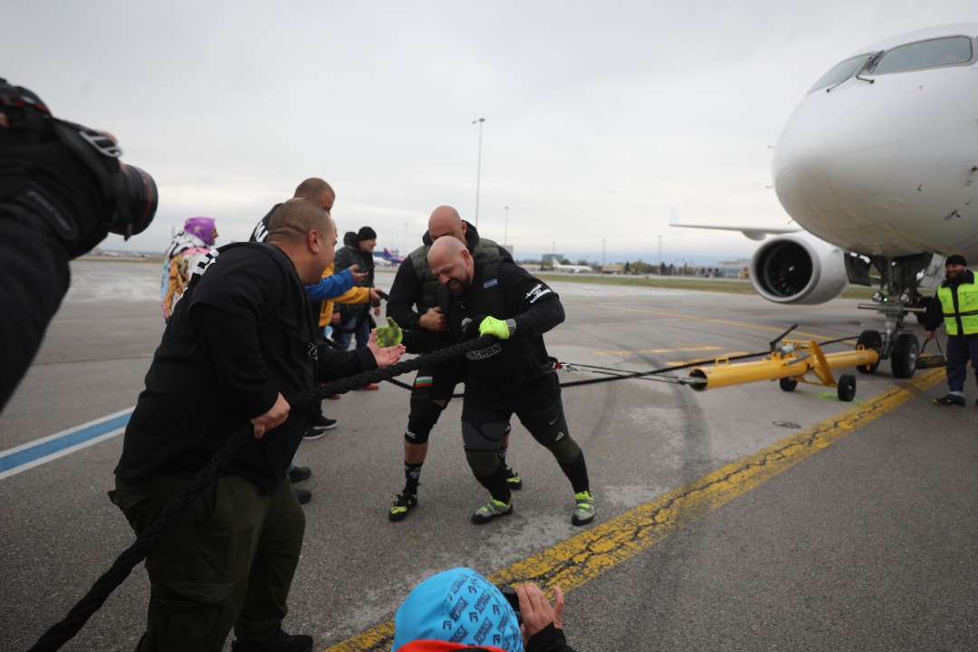 <p>На летище &bdquo;Васил Левски&ldquo; за пръв път в България се направи опит за изтегляне на най-новия самолет на националния авиопревозвач &bdquo;България Еър&ldquo; - Airbus A220-300 с регистрация LZ-LON и с тегло от близо 40 тона. В предизвикателството се изправиха двама български тежкоатлети, членове на федерацията за силови спортове &bdquo;Стронгмен&ldquo;.</p>