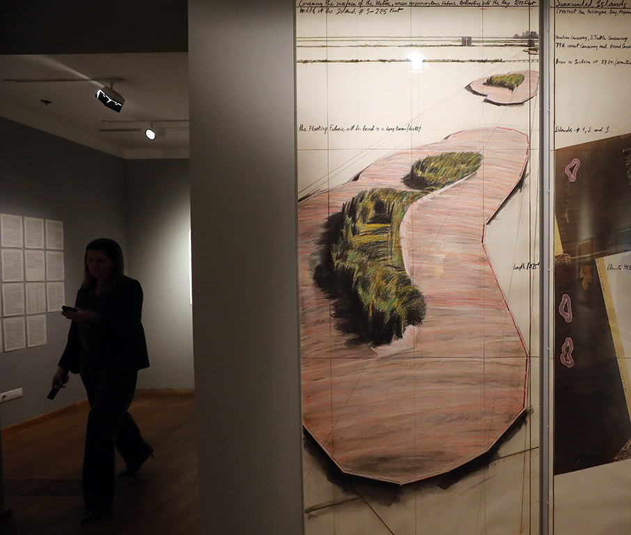 <p>&bdquo;Опакованият Райхстаг&ldquo; в Берлин (1972&ndash;1995), &bdquo;Портите&ldquo; в Сентръл Парк в Ню Йорк (1979&ndash;2005), &bdquo;Плаващите кейове&ldquo; в езерото Изео в Италия (2014&ndash;2016), &bdquo;Лондонската мастаба&ldquo; в езерото Серпентайн в Лондон (2016&ndash;2018) и &bdquo;Опакованата Триумфална арка&ldquo; в Париж (1961&ndash;2021).</p>