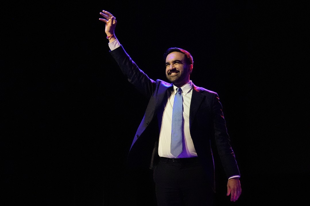 <p>Зохран Мамдани приветства поддръжниците си в Бруклин след историческата победа над Андрю Куомо.</p>