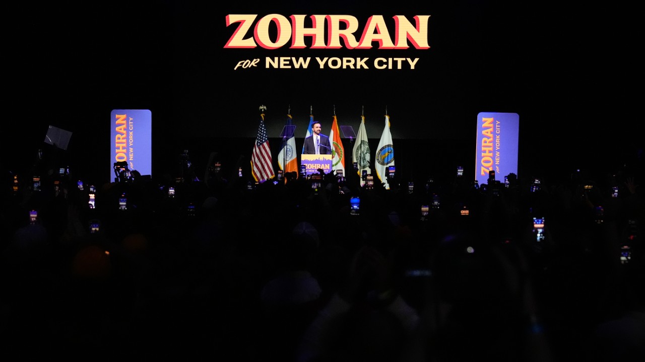 <p>Зохран Мамдани приветства поддръжниците си в Бруклин след историческата победа над Андрю Куомо.</p>