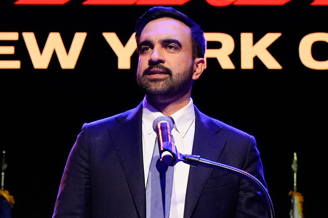 <p>Зохран Мамдани приветства поддръжниците си в Бруклин след историческата победа над Андрю Куомо.</p>