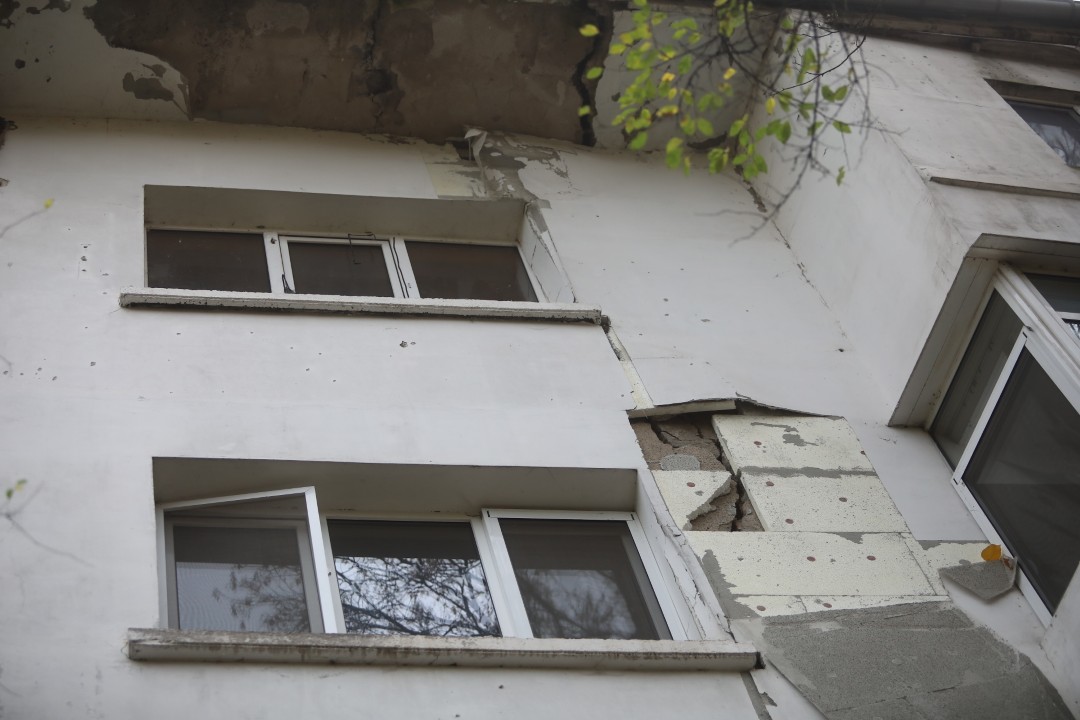 <p>До 5 ноември в 18 ч. всички обитатели на блок 2 в столичния квартал &bdquo;Хаджи Димитър&ldquo; трябва да напуснат жилищата си заради сериозни пропуквания в конструкцията, появили се малко след началото на строежа на метрото в района.</p>