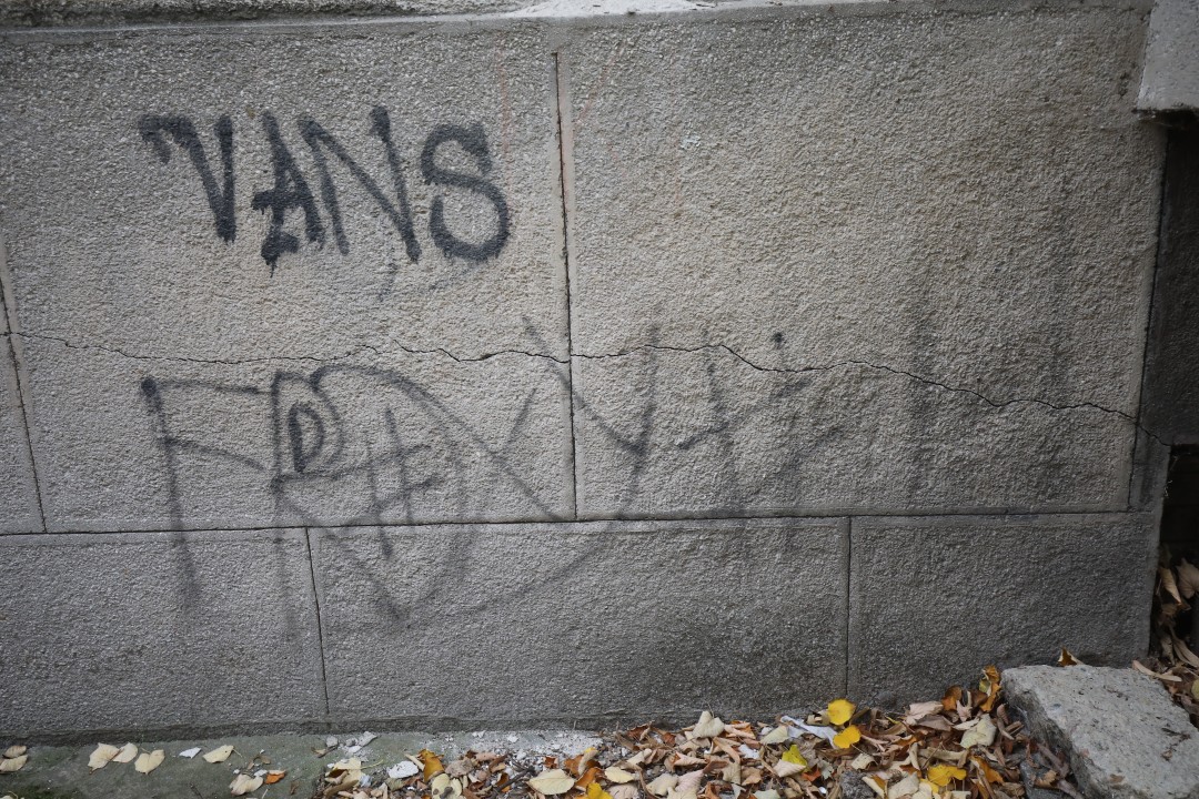 <p>До 5 ноември в 18 ч. всички обитатели на блок 2 в столичния квартал &bdquo;Хаджи Димитър&ldquo; трябва да напуснат жилищата си заради сериозни пропуквания в конструкцията, появили се малко след началото на строежа на метрото в района.</p>