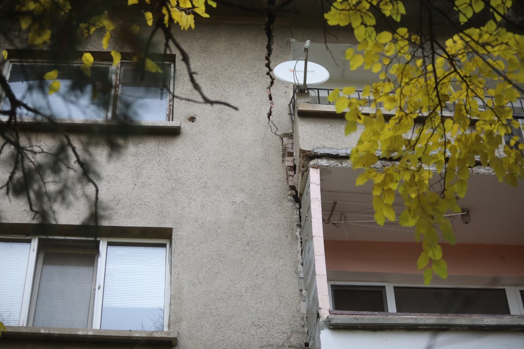 <p>До 5 ноември в 18 ч. всички обитатели на блок 2 в столичния квартал &bdquo;Хаджи Димитър&ldquo; трябва да напуснат жилищата си заради сериозни пропуквания в конструкцията, появили се малко след началото на строежа на метрото в района.</p>