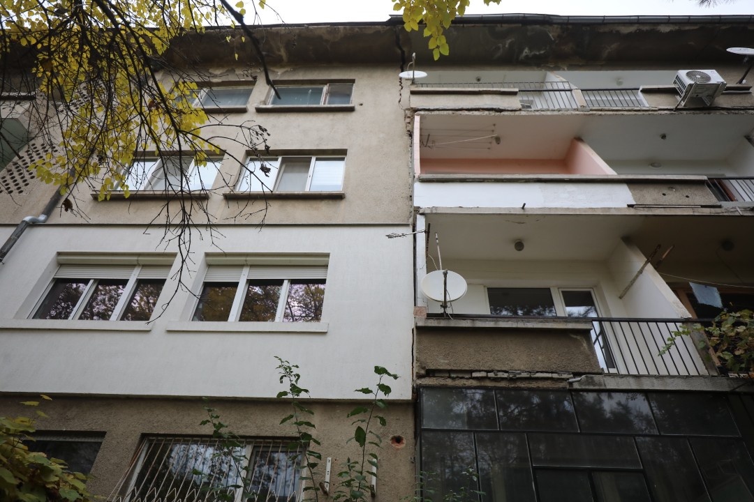 <p>До 5 ноември в 18 ч. всички обитатели на блок 2 в столичния квартал &bdquo;Хаджи Димитър&ldquo; трябва да напуснат жилищата си заради сериозни пропуквания в конструкцията, появили се малко след началото на строежа на метрото в района.</p>