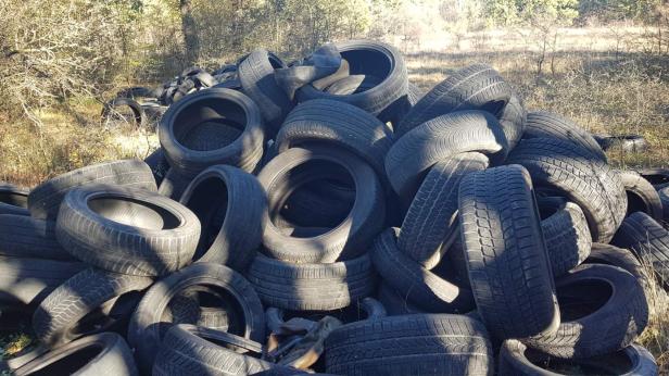 Шуменските горски почистиха огромно сметище