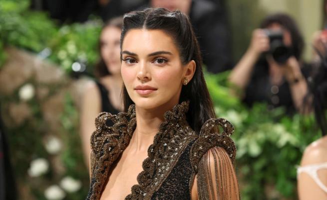 Кендъл Дженър сподели голи кадри за 30-ия си рожден ден (СНИМКИ)